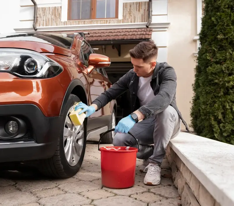 Lavage auto à domicile Lafitte-Vigordane : professionnel intervenant sur un véhicule